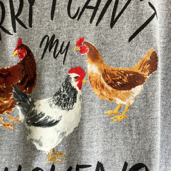 Tops - “ Sorry I can’t my chickens need me” short sleeve graphic tee size L so cute